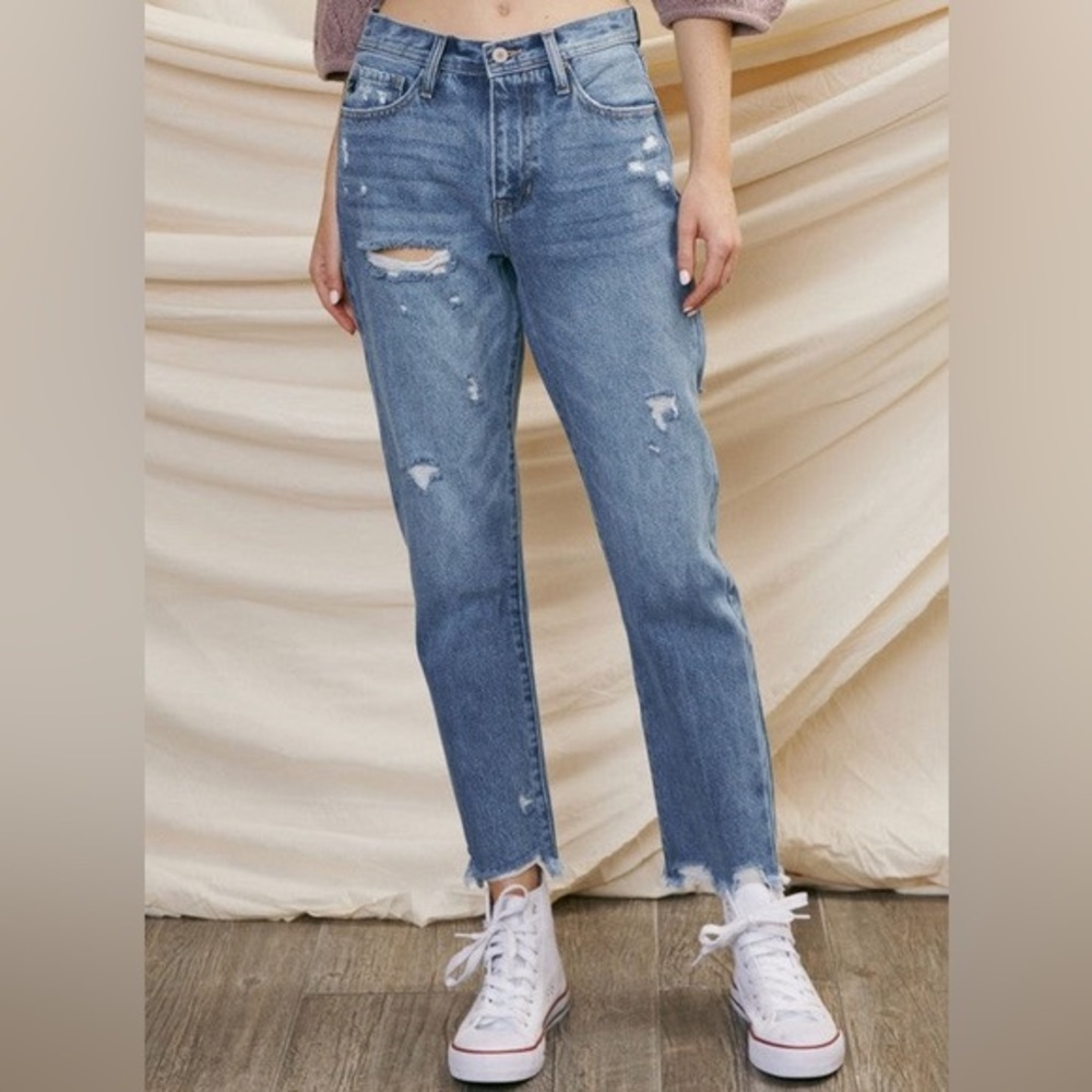 Kancan Classic Slim Straight Leg Distressed 
Jean Maurices
